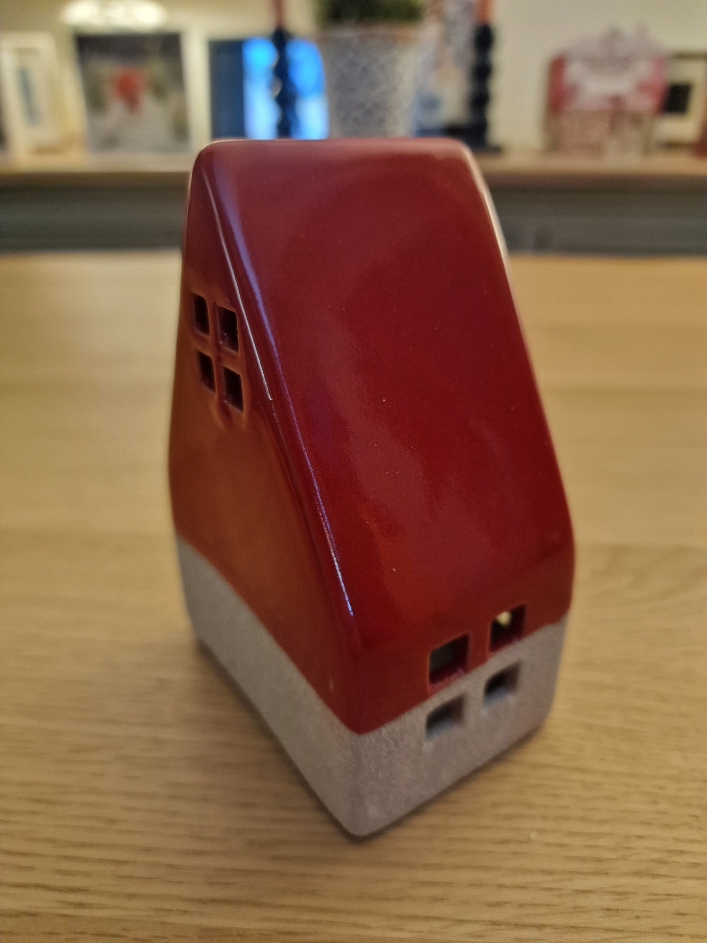 Red/White Ceramic House Decoration With Led L7.5 x D5 x H12.5cm