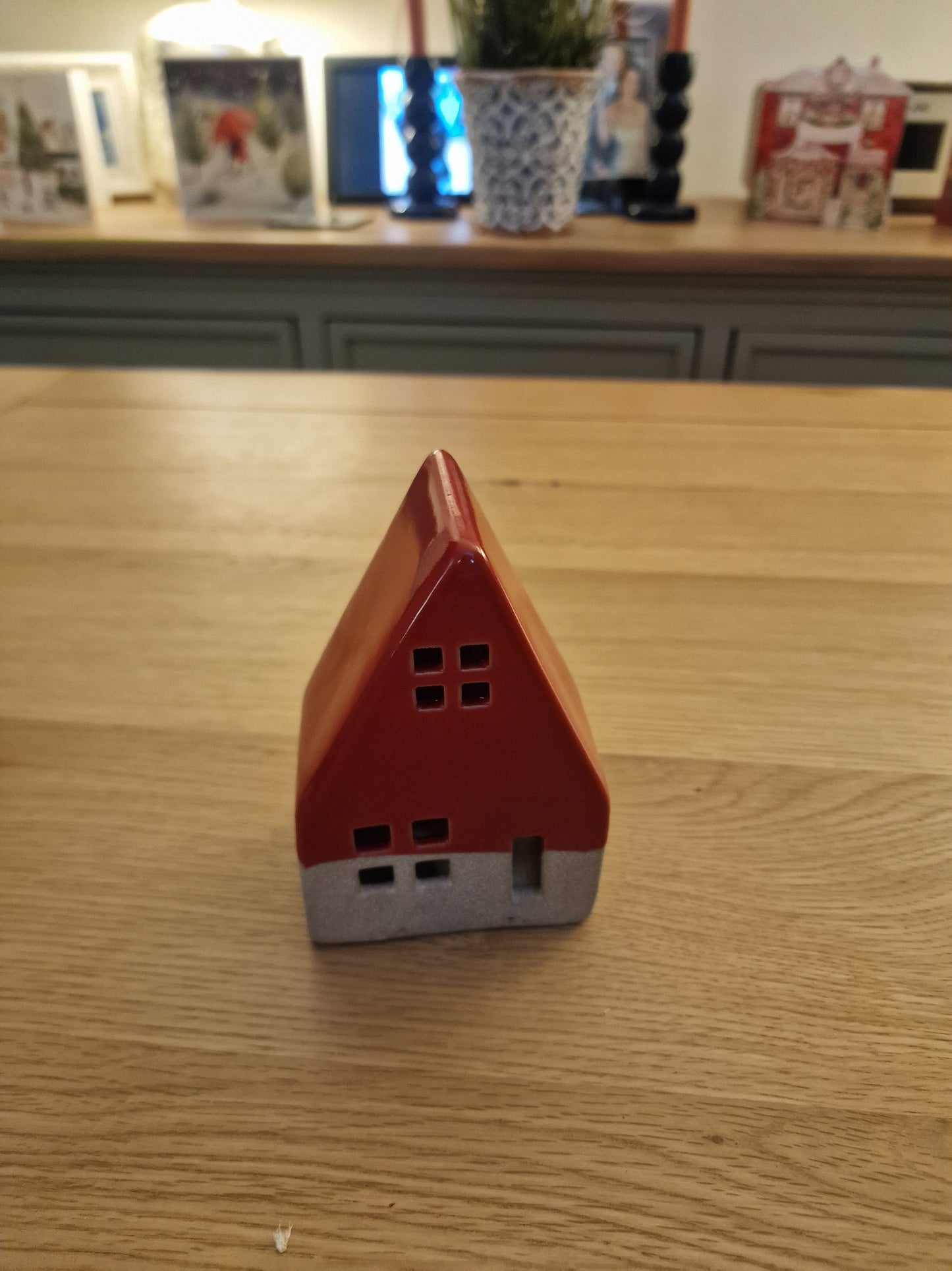 Red/White Ceramic House Decoration With Led L7.5 x D5 x H12.5cm