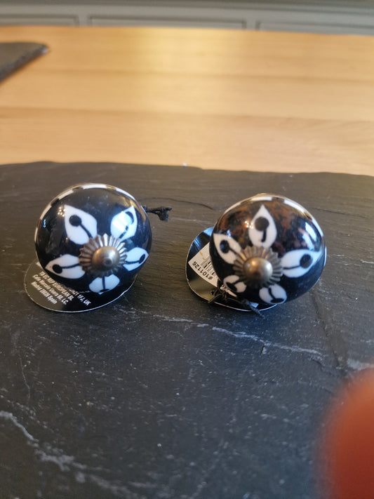 2x Black & White Bronze Knobs, 4cm x 7cm