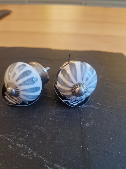 2x Ceramic Door Knobs Silver Finish, 4cm x 7cm