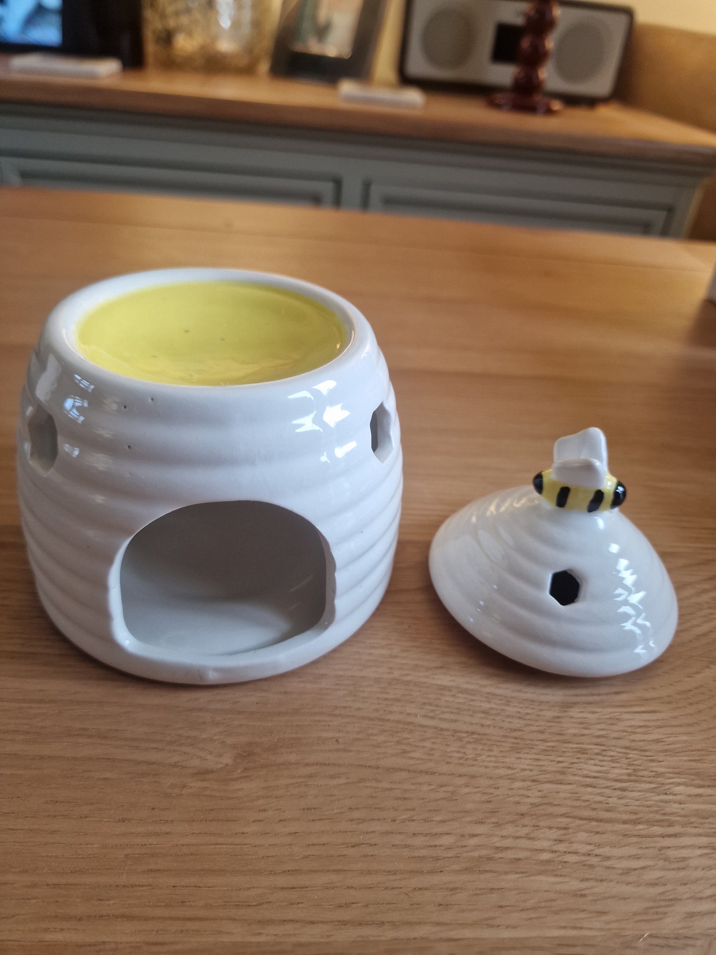 White Beehive Ceramic Oil Burner, 17cm